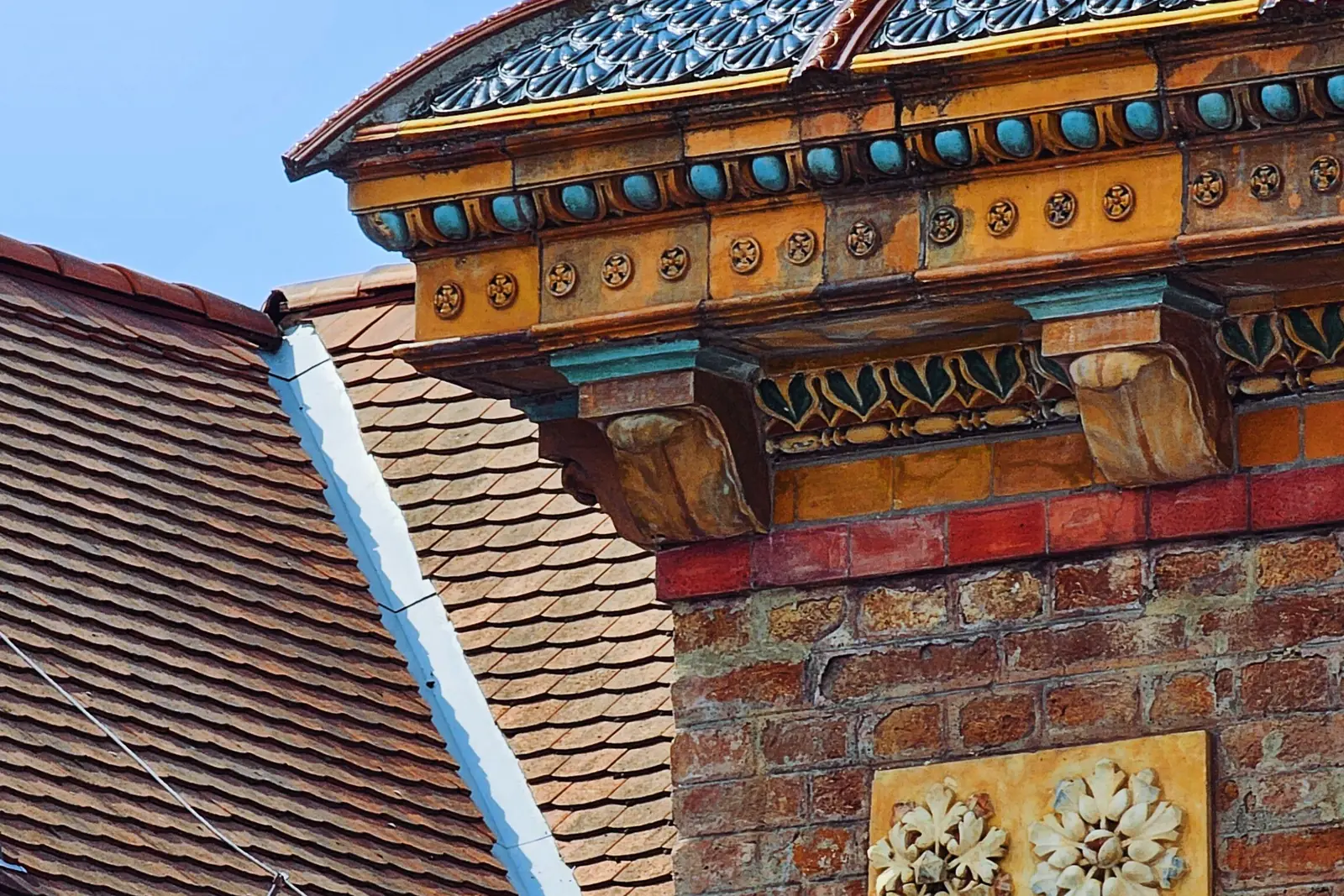 Gevel met Zsolnay-tegelwerk in Pécs.