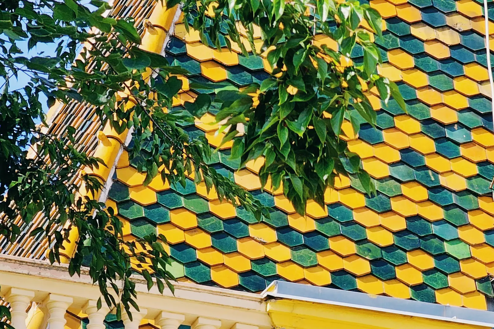 Dak met Zsolnay-tegels in geel en groen, kenmerkend voor Pécs.